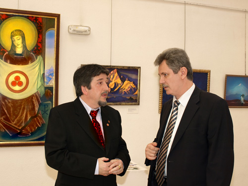 Sr. Leonardo O. Amaral, Presidente de la Asociacin ADA Roerich, y Sr. Valery Frolov, Vicedirector del Centro de Cooperacin Internacional en Ciencia, Economa y Cultura (de izquierda a la derecha)